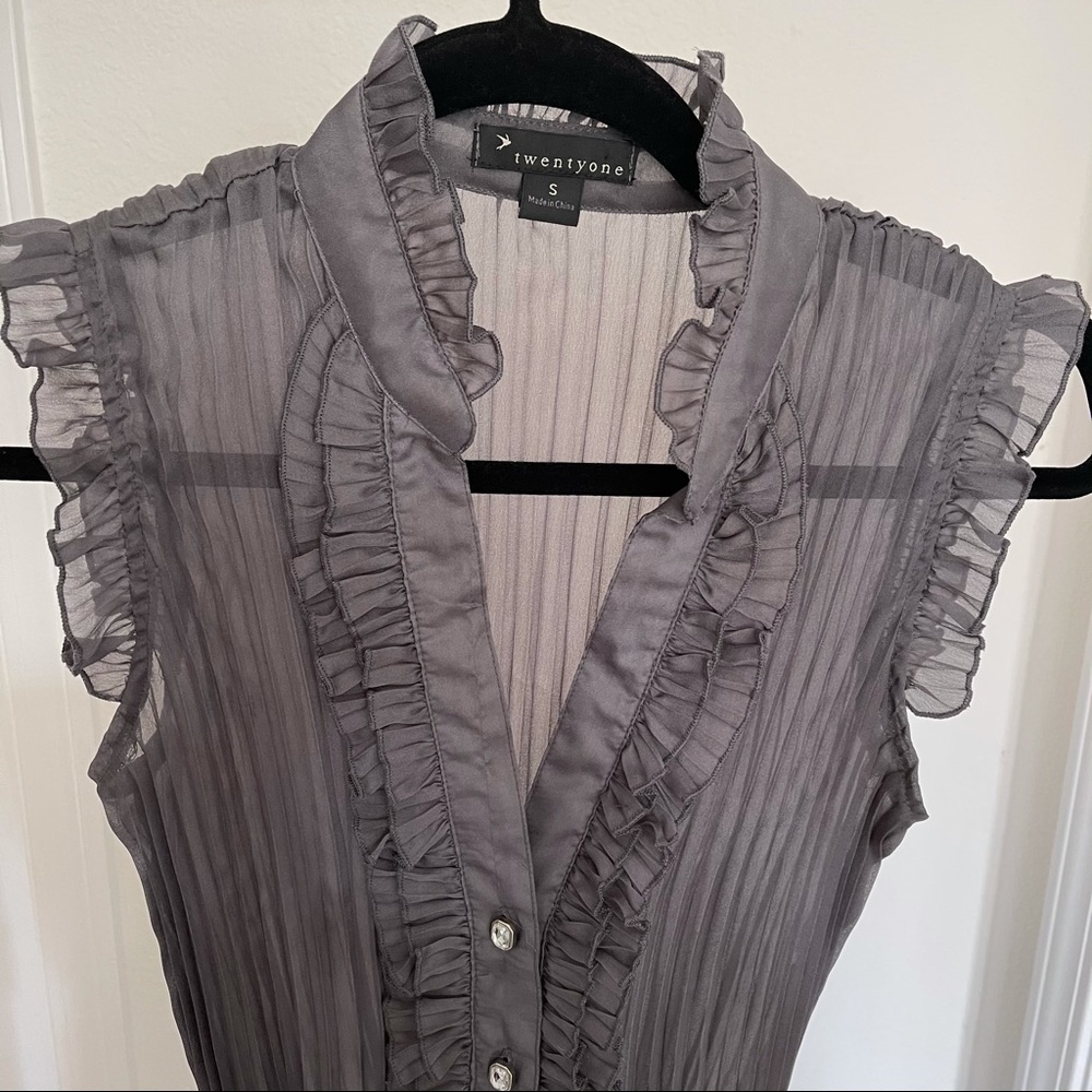 Forever 21 Ruffle Gray Top - Picture 3 of 6